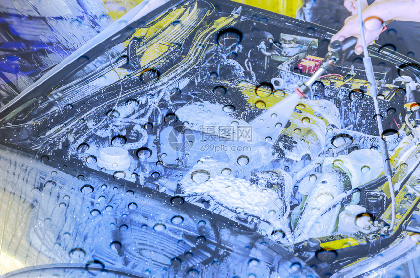 用洗车泡沫塑料在发动机内进行详细清洁工具节人们图片