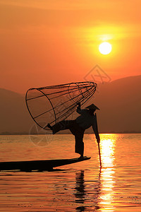 湖边一个渔民的轮廓技能旅游渔夫图片