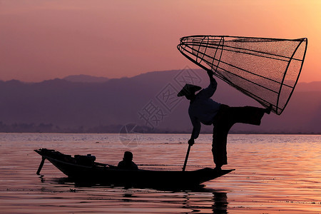 湖边一个渔民的轮廓旅行网东方的图片