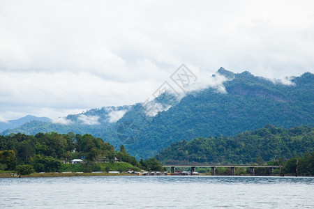 连接路小横跨河流的桥山上满是烟雾图片