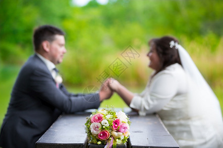 草年轻的新婚夫妇在拍摄纱照一对年轻的新婚夫妇在拍摄纱照女图片