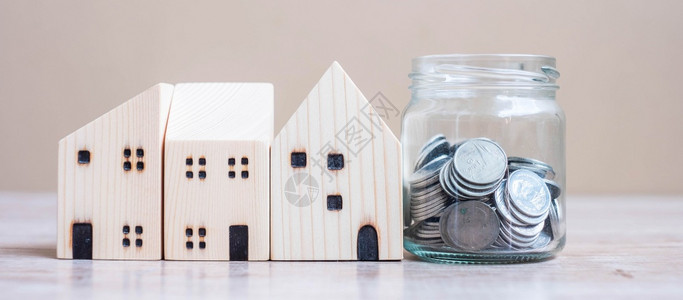 订金办公投资储蓄房地产和退休计划概念的商贸资金节省不动产和退休计划概念以玻璃罐和木制房屋模型的形式现金管理图片