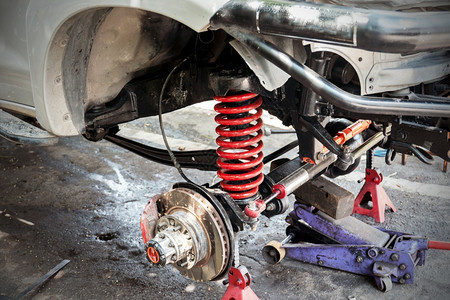 机器工业的安全汽车前轮被拆除以修复刹车系统汽工业和库概念辆的轮图片