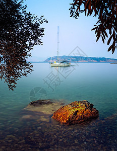岩石夏天假期希腊科孚卡莱米黄昏时停泊在海湾的帆船运动模糊低开关速度图片