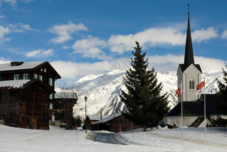 瑞士高山村的景象一种小屋请图片