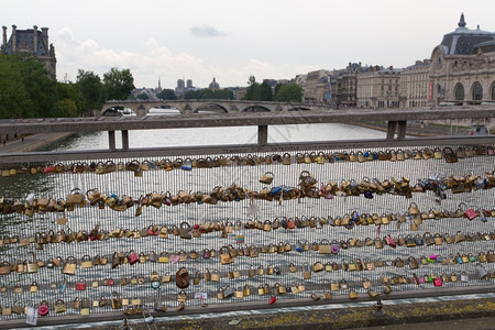友谊文化城市巴黎PontdesArts教堂围墙的锁图片