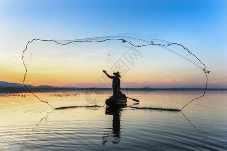 淡水自然太阳日出后在船上采取行动的渔民席休埃特号图片