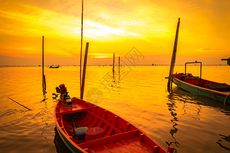 景观泰国日落时在竹杆附近海上漂浮的渔民船在泰国旅行暮图片