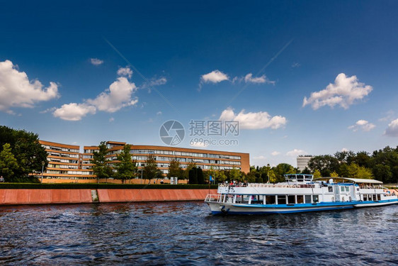 在德国柏林斯普里河的一艘船旅行城市的游艇目地图片