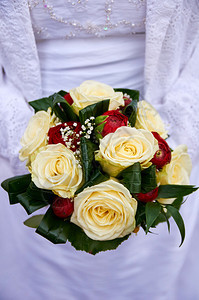 马夫新娘用玫瑰花盛满婚礼束未来白色的图片