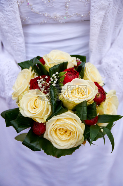 新娘用玫瑰花盛满婚礼束未来白色的图片