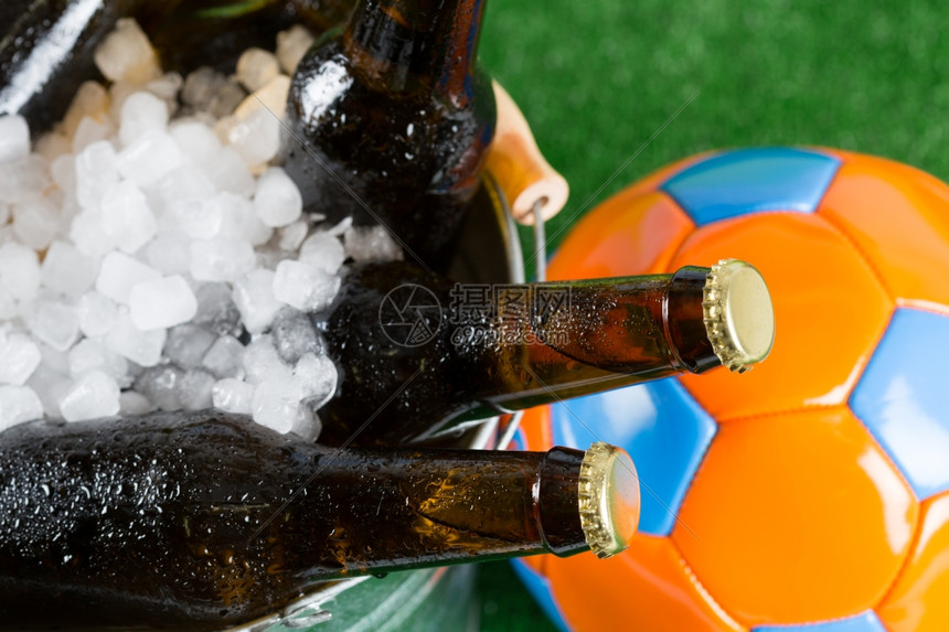 一种足球和啤酒在冷水桶里派对丁克图片