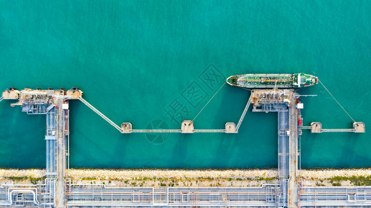 终端在港口卸货的油轮商业进口出油和从海上炼厂运的轮输进出口易燃图片