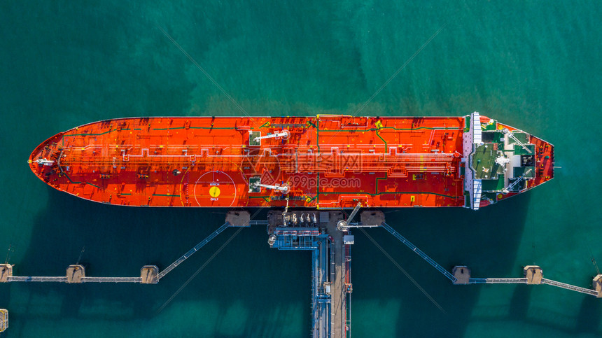 工业的终端设施在港口卸货的油轮商业进口出油和从海上炼厂运的轮输进出口图片