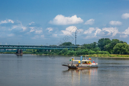 文化旅行水波兰华沙维斯瓦河西侧的林荫大道华沙维斯瓦河西侧的林荫大道图片