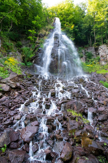山谷图林根夏季参观特鲁斯塔瀑布图片