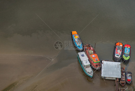 绿色泰国曼谷20年5月1日泰国曼谷晚上在ChaoPhraya河停靠的许多船只最佳观点海洋环境图片