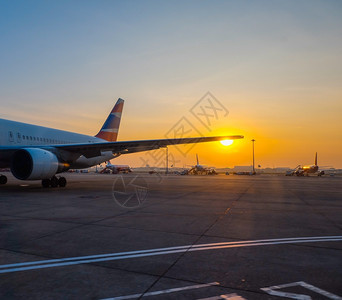 终端闪电日落时机场终点站附近的飞机航空公司图片