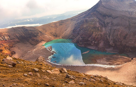 场地喷发皮疹堪察加戈里火山口的绿湖图片