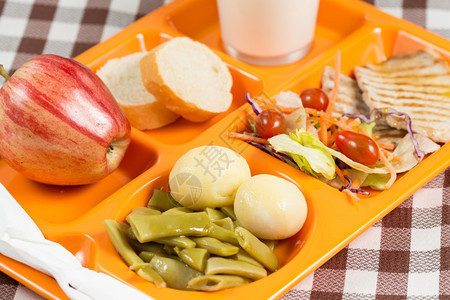 学校食堂的物托盘苹果用餐莴苣图片