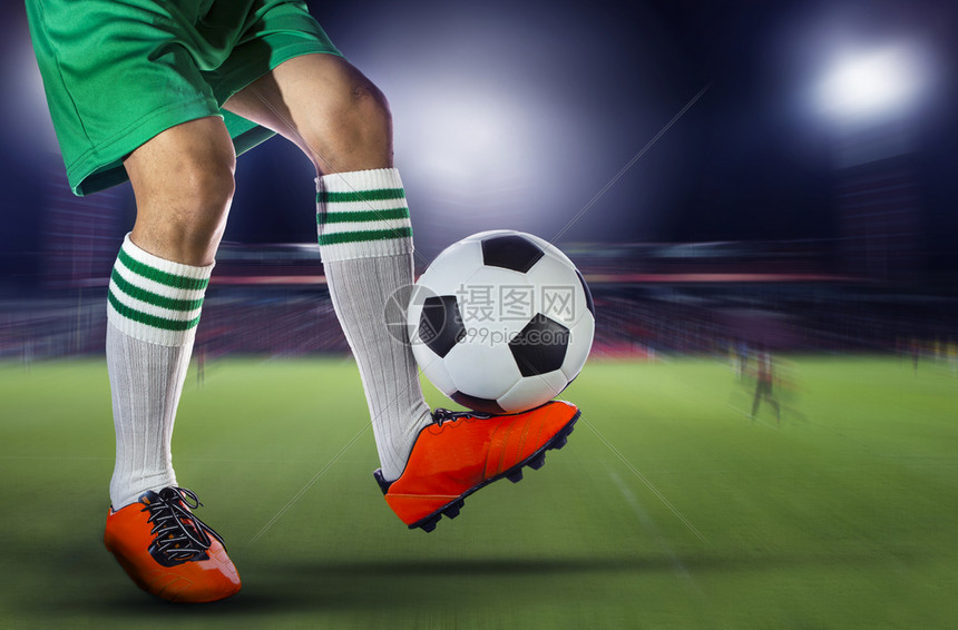 足球运动员和运动模糊了体育场用于数学和队体育背景的比赛情况活动螺柱竞争的图片