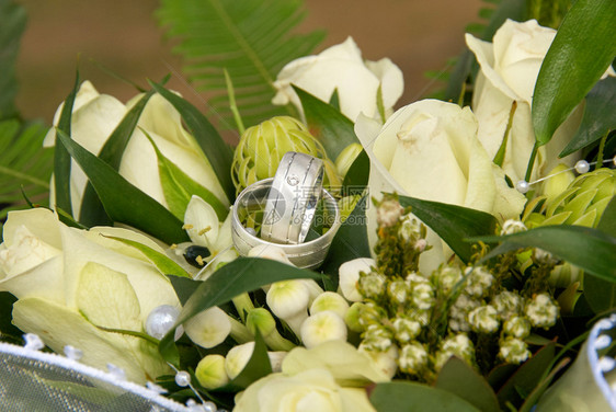 婚礼花束白玫瑰中的戒指图片