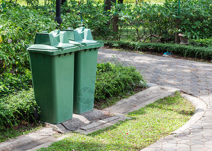 城市公园的双绿色垃圾箱天空塑料打扫图片