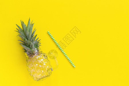 杯子带有绿叶菠萝和稻草的空玻璃罐用于黄色背景的水果或蔬菜冰沙鸡尾酒和其他饮料顶视图复制空间模板带有绿叶菠萝和稻草的空玻璃罐用于黄图片