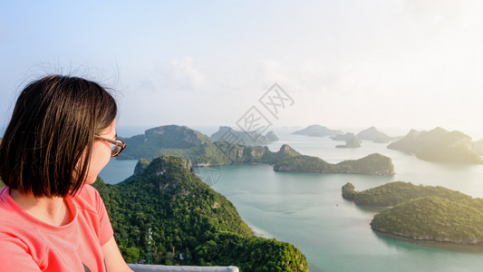 夏天泰国苏拉特萨尼MuKoWuaTaLap岛山顶景点的女游客在MoLap岛海面日出时美丽的自然景观中看着美丽的自然景观风优美顶峰图片