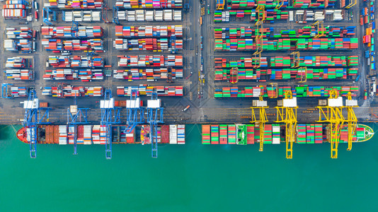 经过深海港集装箱船卸公海集箱船商业物流进出口货运空中俯视图商业的水图片