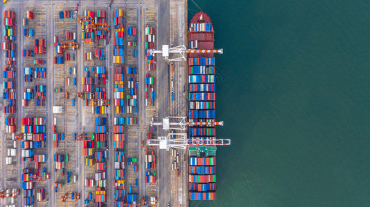 上海横滨卸货深港集装箱船卸公海集箱船商业物流进出口货运空中俯视图图片