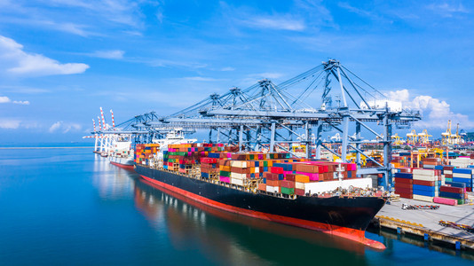 天线经过航运工业港口的集装箱货船进口出业务物流和集装箱货船在公海上国际运输的集装箱货船进出口业务后勤及国际运输图片