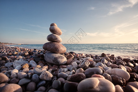 海岸大背景下的石头金字塔海景平衡和灵概念大海背景下的石头金字塔美丽温泉图片