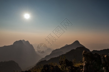 多雾路段泰国清迈DoiLuangChangChiangDao山景观日落旅行街道图片