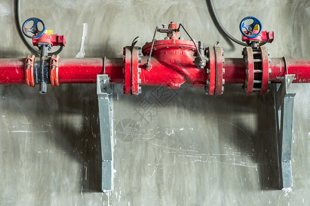 金属保护工业管和阀门线道工业和灭火器泵制版空间选择焦点在水泥墙上装有大门压力阀的红水或天然气管道消火栓图片