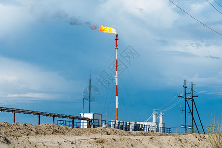 石化炽盛带火炬的天然气燃烧油田在蓝天背景提取石油概念定调子炼厂火气炬石概念蓝色的图片