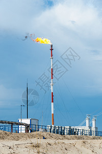 活力抽烟带火炬的天然气燃烧油田在蓝天背景提取石油概念定调子炼厂火气炬石概念甲烷图片