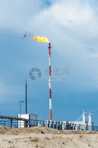 活力抽烟带火炬的天然气燃烧油田在蓝天背景提取石油概念定调子炼厂火气炬石概念甲烷图片