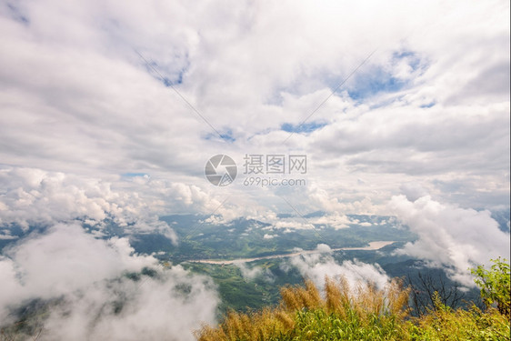 从湄公河森林的高角度和泰国清莱省多普达唐观点山顶天空白云的高度观察可见美丽的自然景观泰国清莱省场景多云的顶峰图片