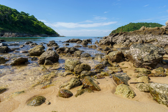 在普吉岛以南的亚努伊海滩旅游者泰国热带天堂泰国普吉Phuket是著名的游客目地海浪阳光户外图片