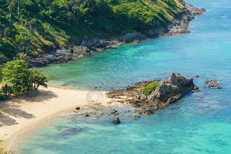 假期在普吉岛以南的亚努伊海滩旅游者泰国热带天堂泰国普吉Phuket是著名的游客目地岩石受欢迎的图片