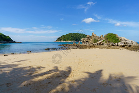 在普吉岛以南的亚努伊海滩旅游者泰国热带天堂泰国普吉Phuket是著名的游客目地夏天假期美丽的图片