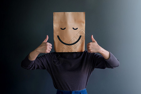 民意调查商业脸客户经验或人的情感概念女用纸袋遮面并画线漫和身体语言介绍快乐的心情妇女以纸袋遮面图片
