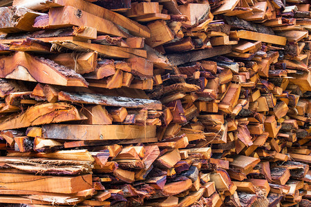 户外柴木原大切碎的树干堆成用于冬季过的壁炉桩堆栈图片