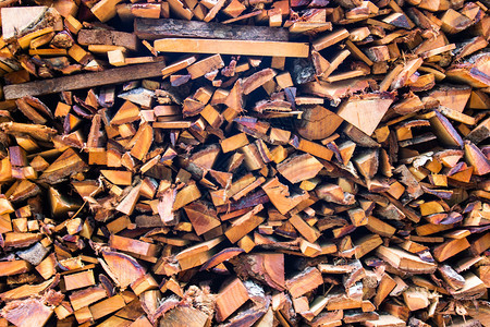 潘皮萨尔柴木原大切碎的树干堆成用于冬季过的壁炉分裂火图片