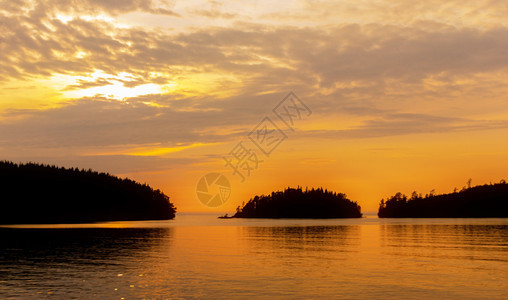 海洋阳光景观美丽的天空和湖边地平线上的岛屿休眠光彩照亮日落图片