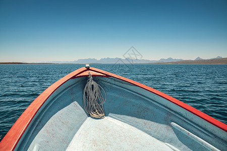 绳索塑料娱乐在宁静的海面上看到一条船的正面阳光的天气松水域和遥远海岸正前方图片