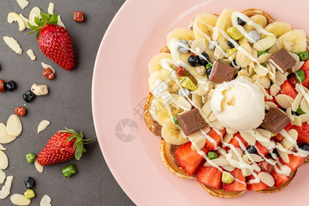 奶油用香蕉和草莓的心胸饼加香蕉和草莓上面有甜糖和冰淇淋健康甜点图片