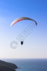 天空离开乐趣滑翔伞从泰国春布里Chonburi巴塔亚的KohLarn岛观光点飞越平淡的绿山图片