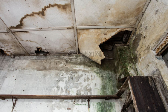 旧废弃房屋漏水损坏天花板特写旧废弃房屋漏水损坏天花板肮脏的使固定苦恼图片